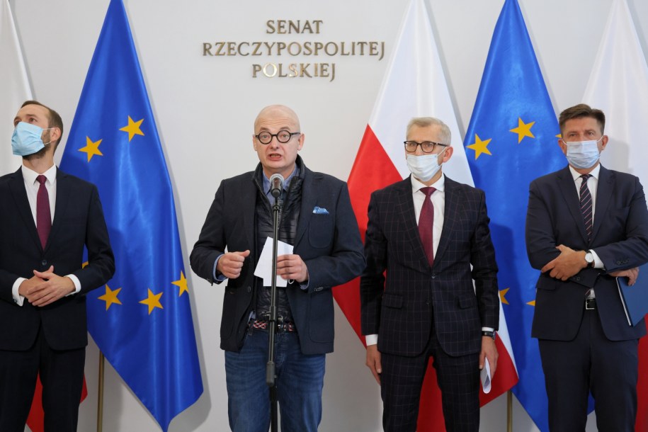 Wicemarszałek Senatu Michał Kamiński (2L), prezes Instytutu Myśli Liberalnej Ryszard Petru (P), senator Krzysztof Kwiatkowski (2P) oraz dyrektor zarządzający Fundacją Wolności Gospodarczej Marek Tatała (L) podczas konferencji prasowej nt. przywrócenia handlu w każdą niedzielę