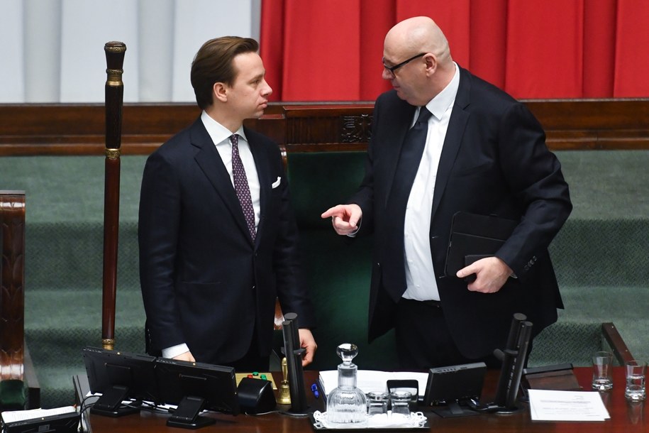 Wicemarszałkowie Sejmu Krzysztof Bosak (L) i Piotr Zgorzelski (P) na sali obrad Sejmu /Piotr Nowak /PAP