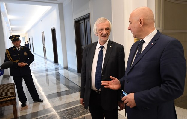 Wicemarszałkowie Sejmu Ryszard Terlecki i Joachim Brudziński na korytarzu sejmowym /Bartłomiej Zborowski /PAP