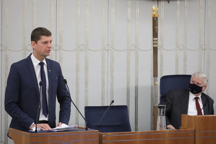 Wiceminister edukacji i nauki Dariusz Piontkowski (L) i wicemarszałek Senatu Bogdan Borusewicz (P) na sali plenarnej Senatu / 	Paweł Supernak   /PAP