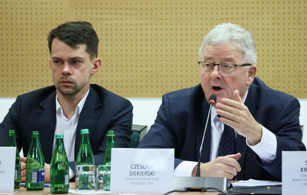Wiceminister Michal Kolodziejczak i minister Czeslaw Siekierski /Wojciech Olkusnik/East News /East News