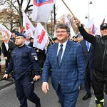 Wiceminister mówi o negocjacjach, policyjni związkowcy o zaostrzeniu protestu