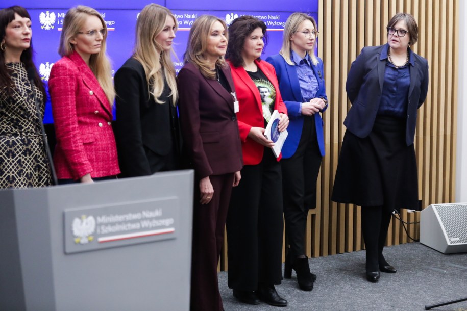 Wiceminister nauki i szkolnictwa wyższego Karolina Zioło-Pużuk (P) podczas konferencji prasowej / 	Tomasz Gzell    /PAP