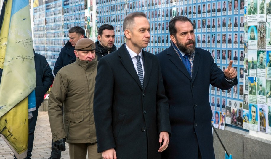 Wiceminister obrony narodowej Cezary Tomczyk i charge d'affaires w ambasadzie Polski w Kijowie Piotr Łukasiewicz podczas wizyty przed Ścianą Pamięci poległych w wojnie z Rosją w Kijowie /Vladyslav Musiienko /PAP