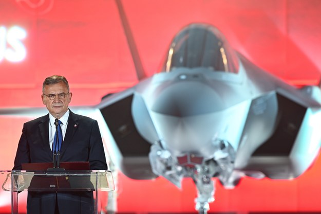 Wiceminister obrony narodowej Paweł Bejda podczas oficjalnej prezentacji pierwszego polskiego samolotu wielozadaniowego F-35 w USA /Radek Pietruszka /PAP