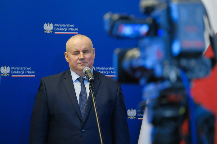 Wiceminister rodziny i polityki społecznej Paweł Wdówik na konferencji prasowej /Mateusz Marek /PAP