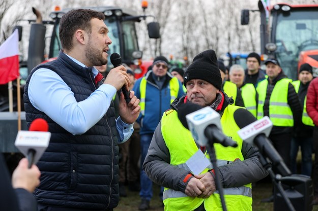 Wiceminister rolnictwa Adam Nowak w czasie spotkania z protestującymi /Marian Zubrzycki /PAP