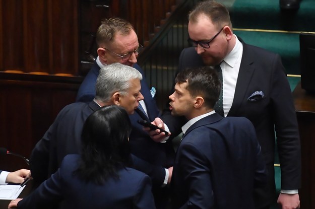 Wiceminister rolnictwa i rozwoju wsi Michał Kołodziejczak (2P) i posłowie PiS Sebastian Łukaszewicz (P), Robert Telus (L góra) i Marek Suski (L doł) na sali obrad Sejmu /	Piotr Nowak /PAP