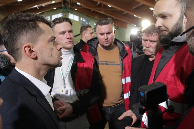 Wiceminister rolnictwa i rozwoju wsi Michał Kołodziejczak (L) podczas rozmowy z przedstawicielami rolników protestujących w Morągu /Tomasz Waszczuk /PAP