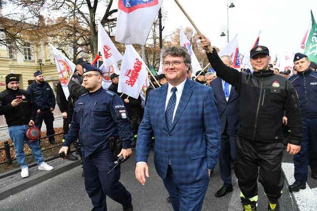 Wiceminister spraw wewnętrznych i administracji Maciej Wąsik (C) podczas manifestacji służb mundurowych /Piotr Nowak /PAP