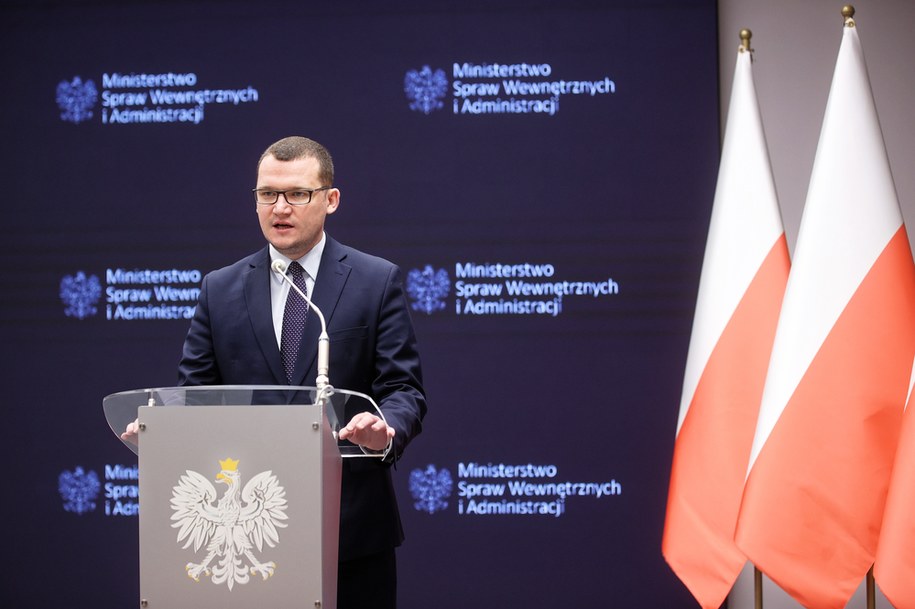 Wiceminister spraw wewnętrznych i administracji Paweł Szefernaker podczas briefingu prasowego po spotkaniach kierownictwa MSWiA z przedstawicielami władz Wielkiej Brytanii, 1 bm. w Małopolskim Urzędzie Wojewódzkim w Krakowie /PAP/Łukasz Gągulski /PAP