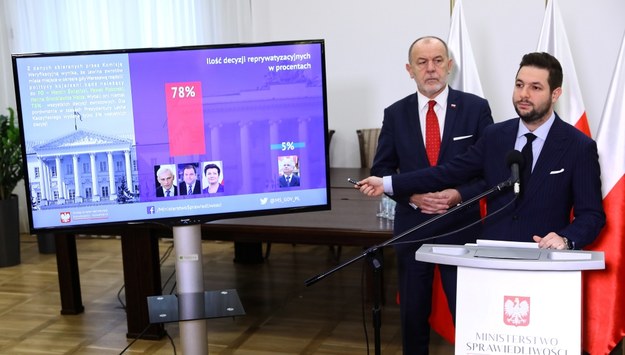 Wiceminister sprawiedliwości, przewodniczący Komisji Weryfikacyjnej Patryk Jaki oraz członek komisji Jan Mosiński podczas konferencji prasowej /Rafał Guz /PAP