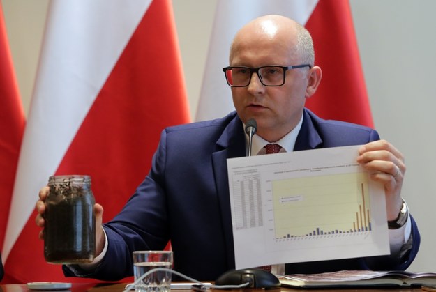 Wiceminister środowiska Andrzej Konieczny prezentuje korniki w słoiku /Tomasz Gzell /PAP