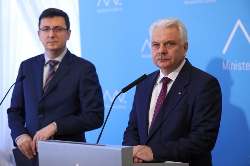 Wiceminister zdrowia Waldemar Kraska (po prawej) i dyrektor NIZP-PZH Grzegorz Juszczyk (po lewej) / 	Tomasz Gzell    /PAP