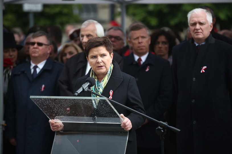 Wicepremier Beata Szydło i wicepremier Jarosław Gowin podczas ceremonii wręczenia odznaczeń państwowych oraz aktów nadania obywatelstwa polskiego, w ramach uroczystości przed Grobem Nieznanego Żołnierza w Krakowie //Łukasz Gągulski /PAP