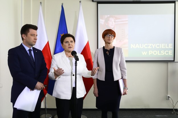 Wicepremier Beata Szydło, szef KPRM Michał Dworczyk i minister rodziny, pracy i polityki społecznej Elżbieta Rafalska podczas konferencji prasowej w Centrum Partnerstwa Społecznego „Dialog” w Warszawie /Marcin Obara /PAP