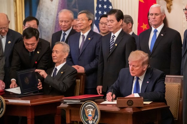 Wicepremier Chin Liu He i prezydent USA Donald Trump podczas podpisywania umowy /ERIK S. LESSER /PAP/EPA