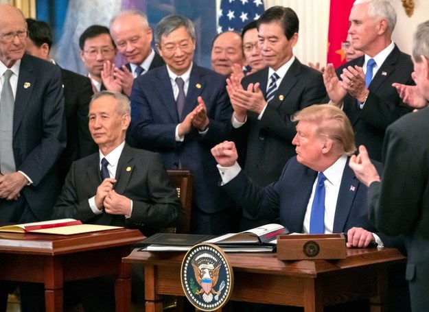 Wicepremier Chin Liu He i prezydent USA Donald Trump podczas ceremonii podpisania częśćiowego porozumienia handlowego między oboma krajami /ERIK S. LESSER /PAP/EPA