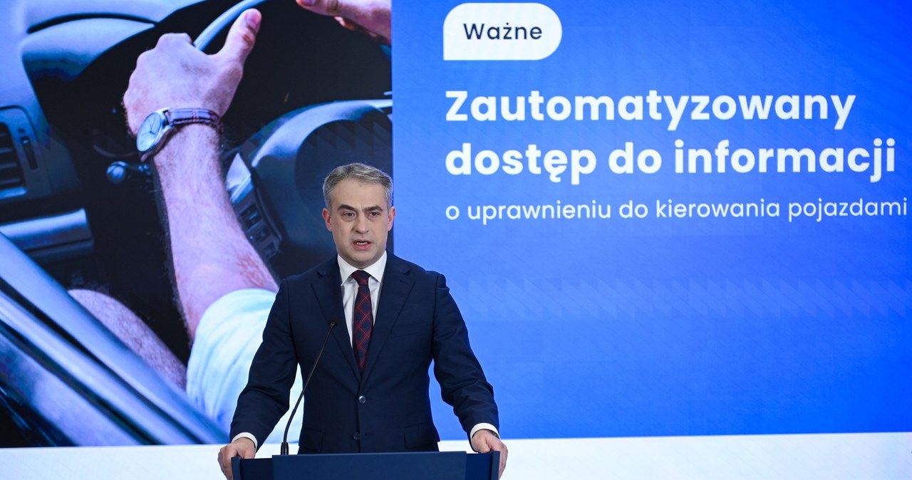 Wicepremier i minister cyfryzacji Krzysztof Gawkowski zapowiedział zmiany w weryfikacji uprawnień kierowców przez firmy transportowe /Marcin Obara /PAP