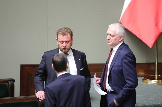 Wicepremier Jarosław Gowin (po prawej) i minister zdrowia Łukasz Szumowski na sali obrad Sejmu /	Wojciech Olkuśnik /PAP