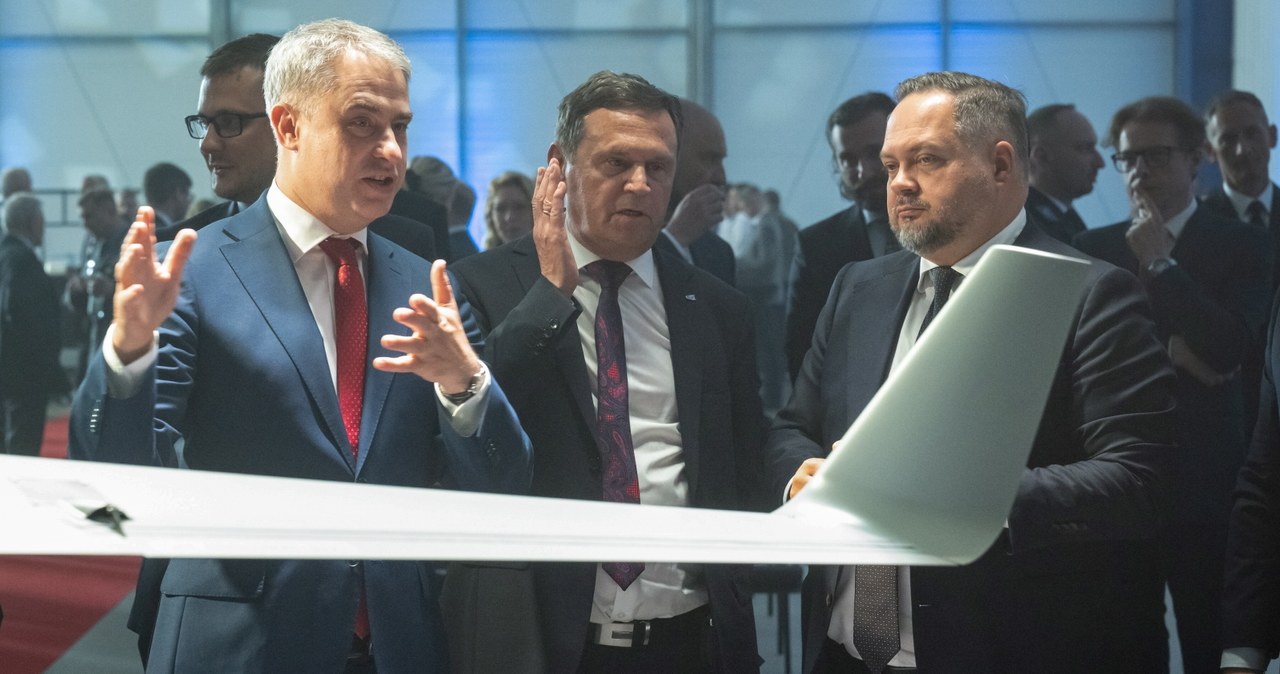 Wicepremier Krzysztof Gawkowski (L), członek zarządu WZL nr 2 SA Zbigniew Matuszczak (C) i podsekretarz stanu w Ministerstwie Aktywów Państwowych Konrad Gołota (P) na prezentacji systemu bezzałogowych statków powietrznych klasy mini kryptonim "Wizjer” w Wojskowych Zakładach Lotniczych Nr 2 SA w Bydgoszczy.