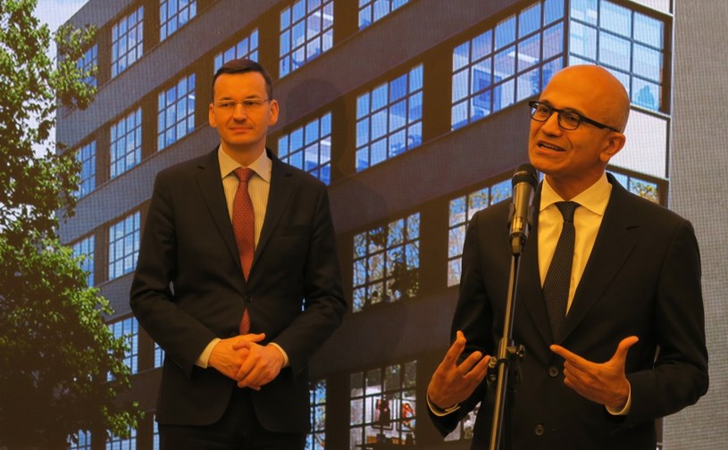 Wicepremier Mateusz Morawiecki i CEO Microsoftu Satya Nadella ogłaszają start nowej inicjatywy dla start-upów /INTERIA.PL