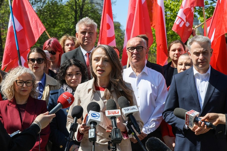Wicepremier, minister cyfryzacji Krzysztof Gawkowski, marszałek Sejmu Włodzimierz Czarzasty, sekretarz stanu w KPRM, pełnomocniczka rządu ds. równości Katarzyna Kotula oraz minister rodziny, pracy i polityki społecznej Agnieszka Dziemianowicz-Bąk (na pierwszym planie) podczas konferencji prasowej w trakcie obchodów Święta Pracy.