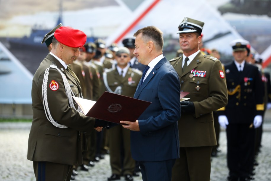 Wicepremier, minister obrony narodowej Mariusz Błaszczak (C) oraz zastępca Komendanta Głównego Żandarmerii Wojskowej gen. bryg. Robert Jędrychowski (L) /Rafał Guz /PAP