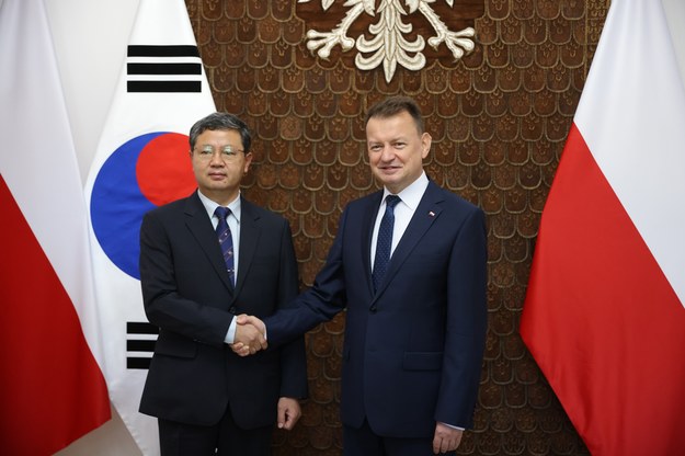 Wicepremier, minister obrony narodowej Mariusz Błaszczak i wiceminister obrony Korei Dongjoon Yoo / 	Leszek Szymański    /PAP