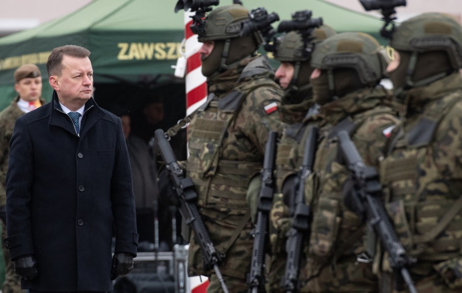 Wicepremier, minister obrony narodowej Mariusz Błaszczak (L) podczas zaprzysiężenia 68 żołnierzy 2. Lubelskiej Brygady OT na zdjęciu z 28 stycznia br. /Wojtek Jargiło /PAP