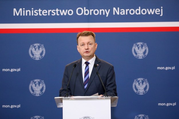 Wicepremier, minister obrony narodowej Mariusz Błaszczak podczas oświadczenia dla mediów w siedzibie MON w Warszawie /Tomasz Gzell /PAP