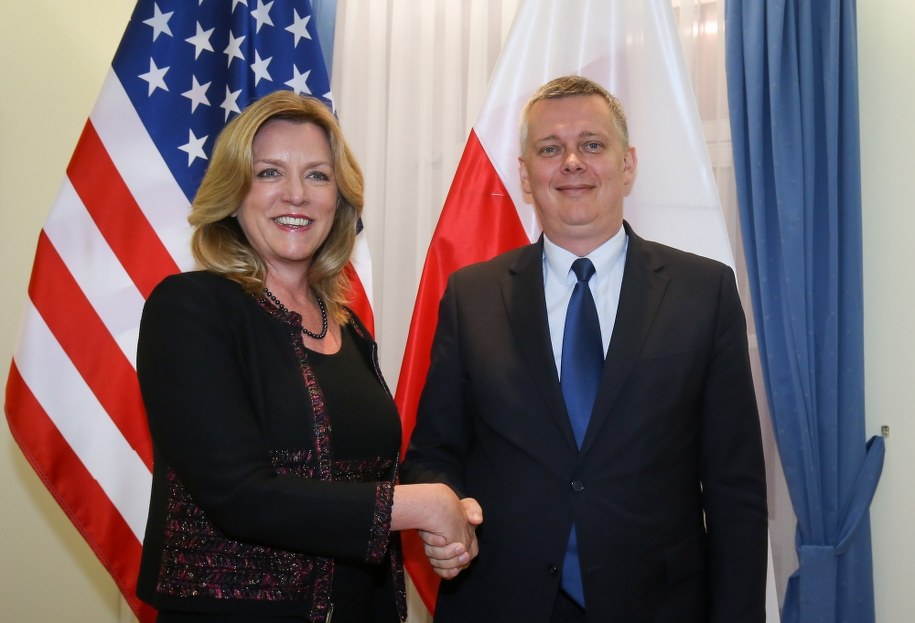 Wicepremier, minister obrony narodowej Tomasz Siemoniak (P) i sekretarz sił powietrznych USA Deborah James (L) /Paweł Supernak /PAP