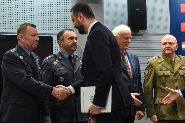 Wicepremier, minister obrony narodowej Władysław Kosiniak-Kamysz, płk pil. Leszek Błach i płk pil. Adam Kalinowski na konferencji prasowej w siedzibie MON w Warszawie. /Piotr Nowak /PAP