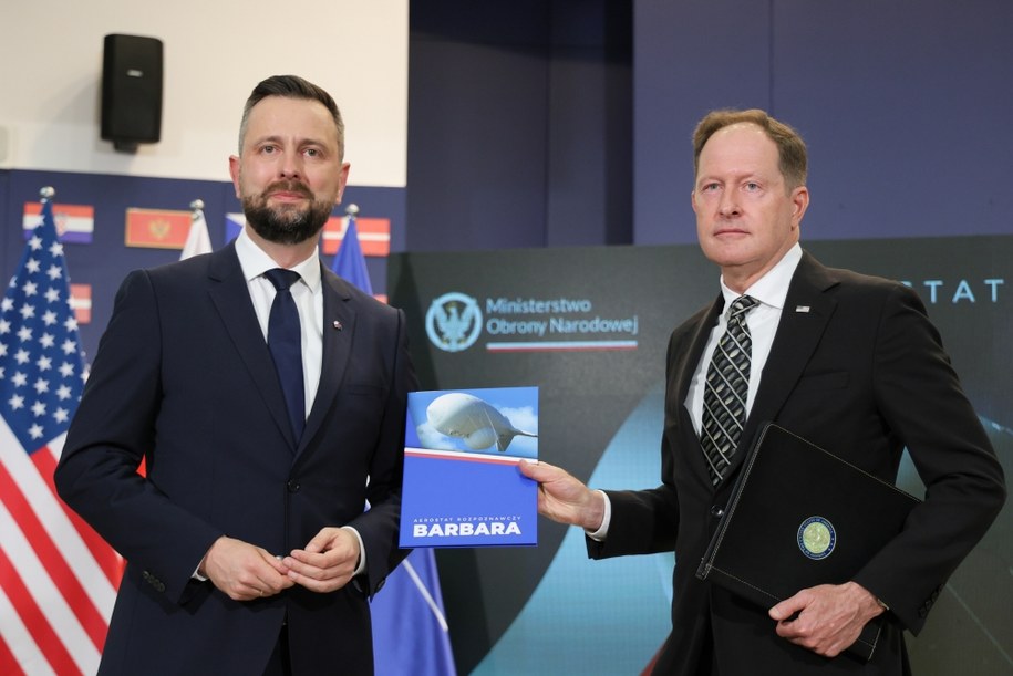 Wicepremier, minister obrony narodowej Władysław Kosiniak-Kamysz oraz ambasador USA w Polsce Mark Brzezinski podczas ceremonii podpisania umowy na dostarczenie systemu aerostatów radiotechnicznych „Barbara” /Paweł Supernak /PAP