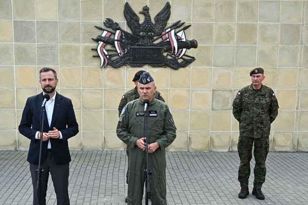 Wicepremier, minister obrony narodowej Władysław Kosiniak-Kamysz (L), zastępca Dowódcy Generalnego Rodzajów Sił Zbrojnych RP gen. dyw. Cezary Wiśniewski (C) i I zastępca Dowódcy Wojsk Obrony Terytorialnej Grzegorz Barabieda (P) podczas odprawy z członkami kierowniczej kadry Sił Zbrojnych RP, 13 bm. w siedzibie Sztabu Generalnego WP w Warszawie