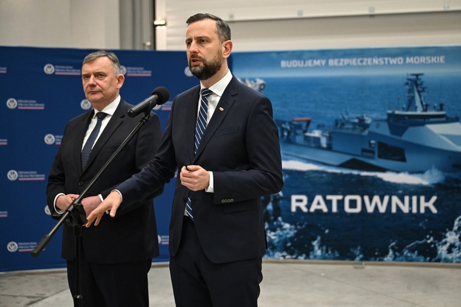 Wicepremier, minister obrony narodowej Władysław Kosiniak-Kamysz (P) oraz wiceminister obrony narodowej Paweł Bejda (L) podczas podpisania umowy na pozyskanie dla Marynarki Wojennej RP okrętu ratowniczego w ramach programu "Ratownik" /Adam Warżawa /PAP