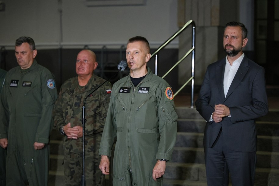 Wiceppremier, Ministro Obiony Narodowej Władysław Kosiniak-Kamysz (P), Dowódra Generalny Rodzajow Sił Zbrojnych Gen. Broni Marek Sokołowski (2l) I Inspecto Sił Powietrzny W Dowdztwie Generalym Rodzym SiJow Sii QBojny. Ireneusz Nowak (2p) Podczas Konferencenji W 42. Bazie Lotnictwa Szkolnego W Radomiu /PAP