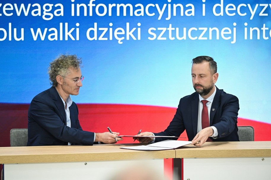 Wicepremier, minister obrony narodowej Władysław Kosiniak-Kamysz (P) oraz dyrektor generalny Palantir Technologies Alex Karp (L) podczas uroczystosci podpisania listu intencyjnego między Ministerstwem Obrony Narodowej i Palantir Technologies Inc. w Wojskowym Centrum Edukacji Obywatelskiej w Warszawie