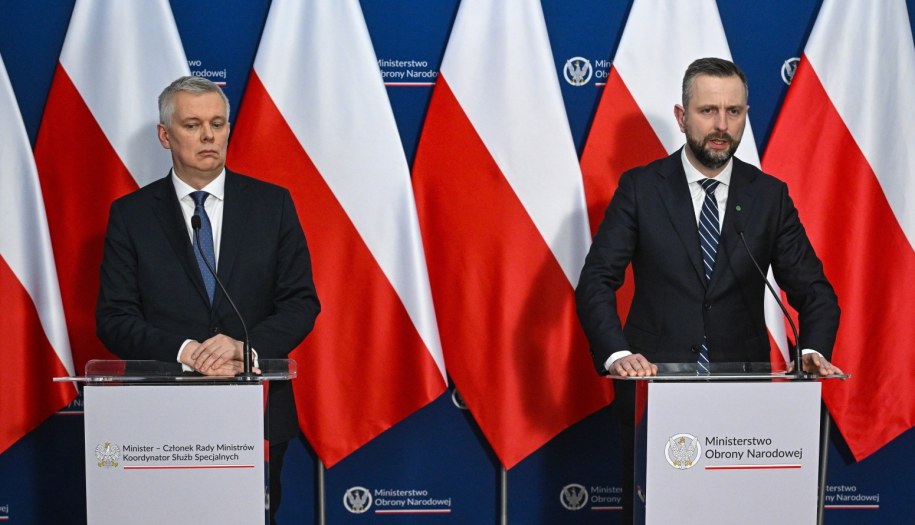 Wicepremier, minister obrony narodowej Władysław Kosiniak-Kamysz (P) oraz minister-koordynator służb specjalnych Tomasz Siemoniak (L) / 	Radek Pietruszka   /PAP