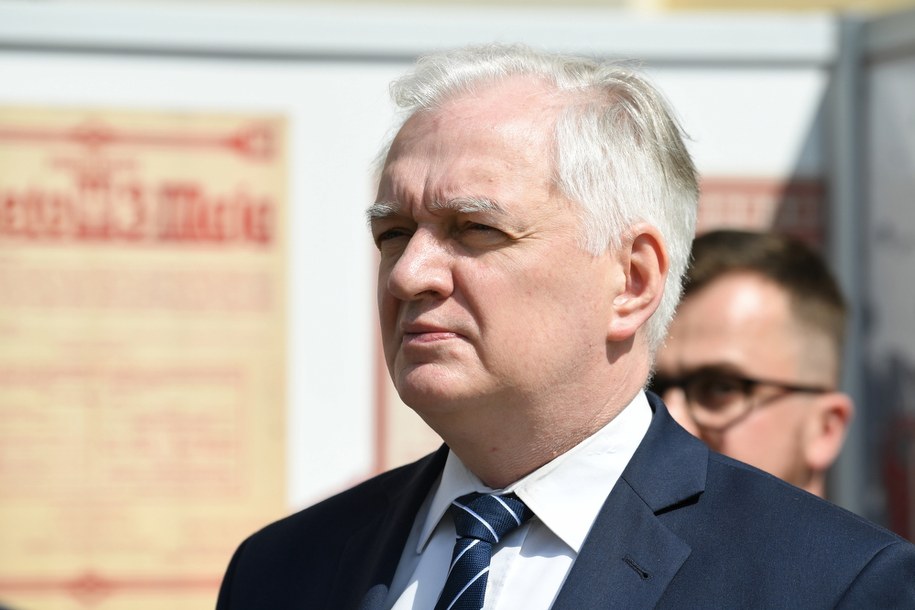 Wicepremier, minister rozwoju, pracy i technologii Jarosław Gowin podczas konferencji prasowej przed budynkiem Urzędu Miejskiego w Przemyślu /Darek Delmanowicz /PAP