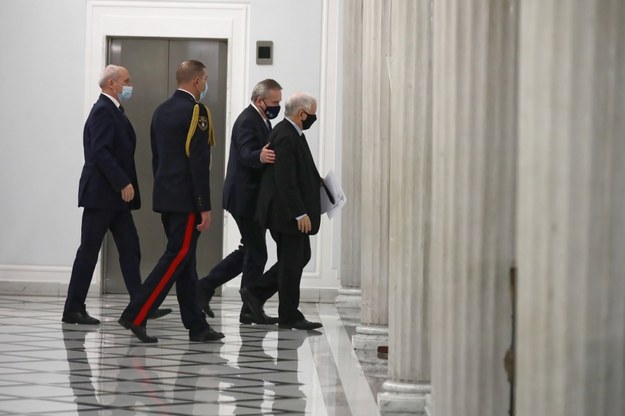 Wicepremier, prezes PiS Jarosław Kaczyński (P), wicepremier, minister kultury i dziedzictwa narodowego Piotr Gliński (2P) oraz poseł PiS Antoni Macierewicz (L) na korytarzu Sejmu w Warszawie /Tomasz Gzell /PAP