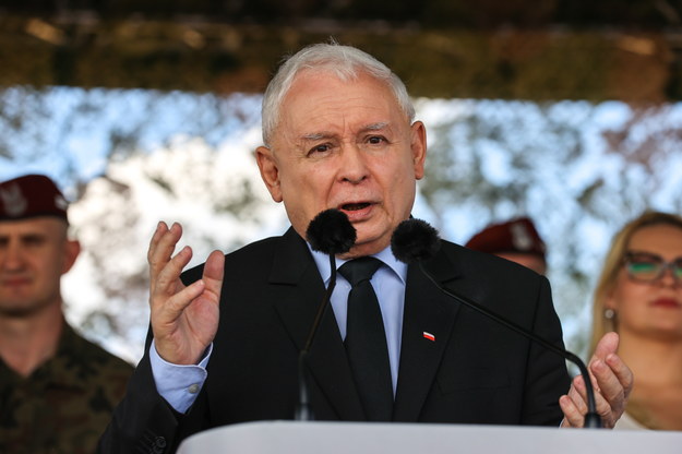 Wicepremier, prezes PiS Jarosław Kaczyński przemawia podczas pikniku wojskowego w Uniejowie /Marian Zubrzycki /PAP