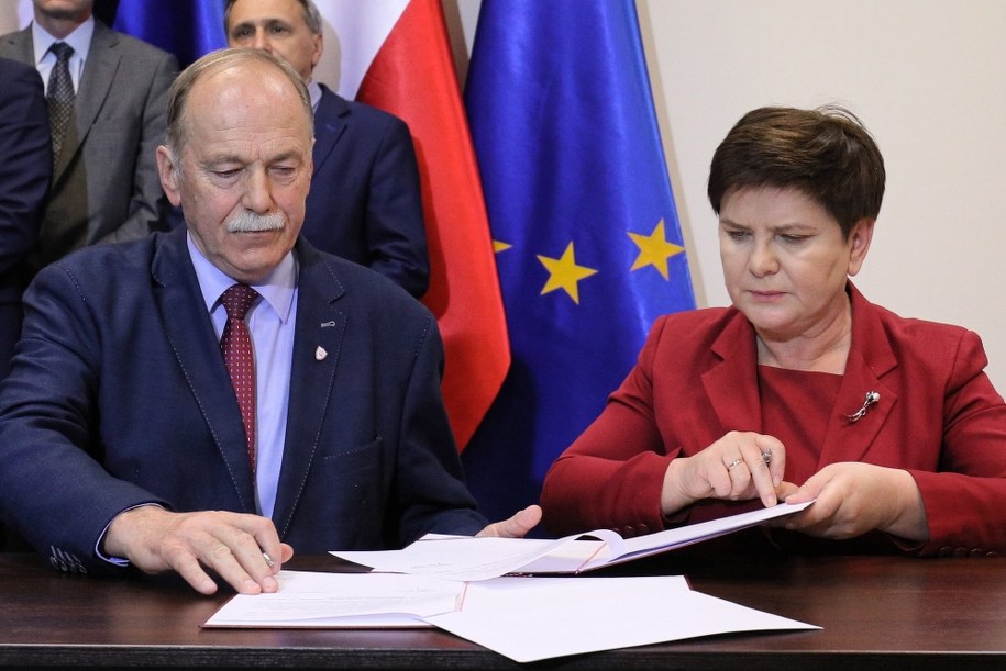 Wicepremier, przewodnicząca Komitetu Społecznego Rady Ministrów Beata Szydło i przewodniczący Sekcji Krajowej Oświaty i Wychowania NSZZ „Solidarność” Ryszard Proksa /Paweł Supernak /PAP