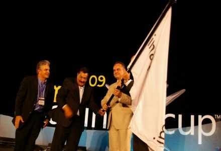 Wicepremier Waldemar Pawlak odbiera z rąk przedstawicieli rządu Egiptu flagę Imagine Cup /INTERIA.PL