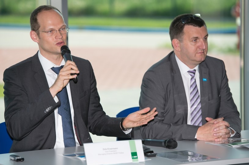 Wiceprezes BASF Polska Dirk Elvermann (L) i wiceprezes działu Mobile Emissions Catalysts Europe Xavier Susterac (P) /PAP