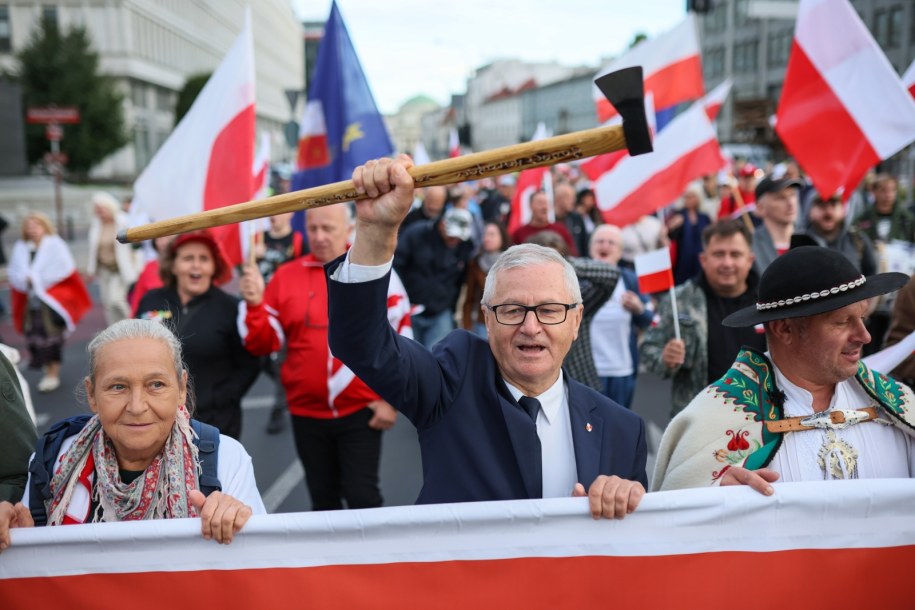 Wiceprezes Konfederacji Korony Polskiej Włodzimierz Skalik (C) podczas marszu pod hasłem „Stop inwazji imigrantów”, /Leszek Szymański /PAP