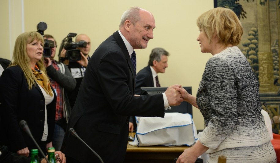 Wiceprezes PiS, przewodniczący Zespołu Parlamentarnego ds. zbadania przyczyn katastrofy TU-154 M, poseł Antoni Macierewicz, posłanka PiS Jolanta Szczypińska oraz posłanka PiS Małgorzata Gosiewska /Jakub Kamiński   /PAP