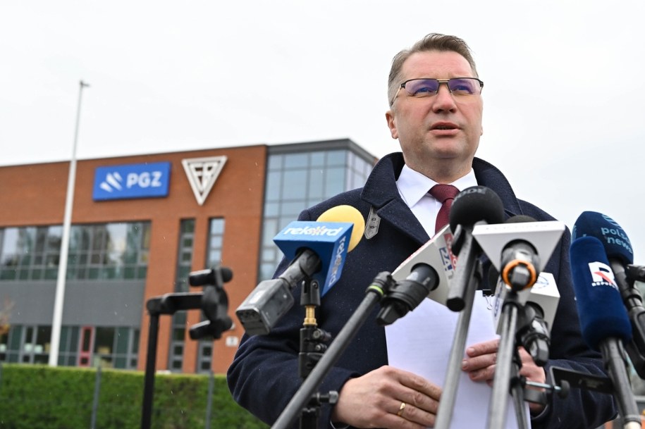 Wiceprezes Prawa i Sprawiedliwości Przemysław Czarnek podczas konferencji przed Fabryką Broni "Łucznik"; Radom, 20 kwietnia 2026 roku /Piotr Polak