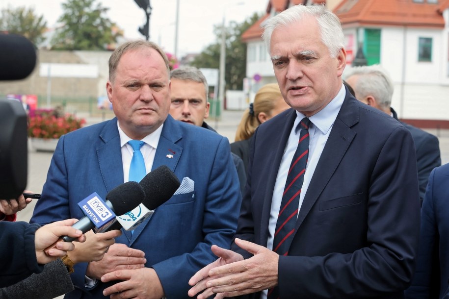 Wiceprezes rady ministrów, minister nauki i szkolnictwa wyższego Jarosław Gowin (P) oraz poseł i kandydat do sejmu Mieczysław Baszko (L) /Artur Reszko /PAP