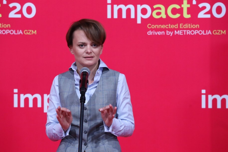 Wiceprezes Rady Ministrów, minister rozwoju Jadwiga Emilewicz podczas konferencji prasowej nt. Krajowego Planu Odbudowy - propozycji resortu rozwoju / 	Tomasz Gzell    /PAP